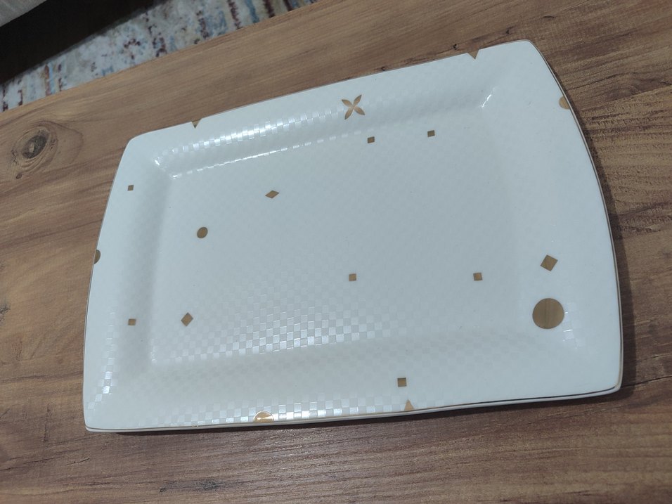 Beyaz ve parlak desenli servis tabağı - Görsel 2