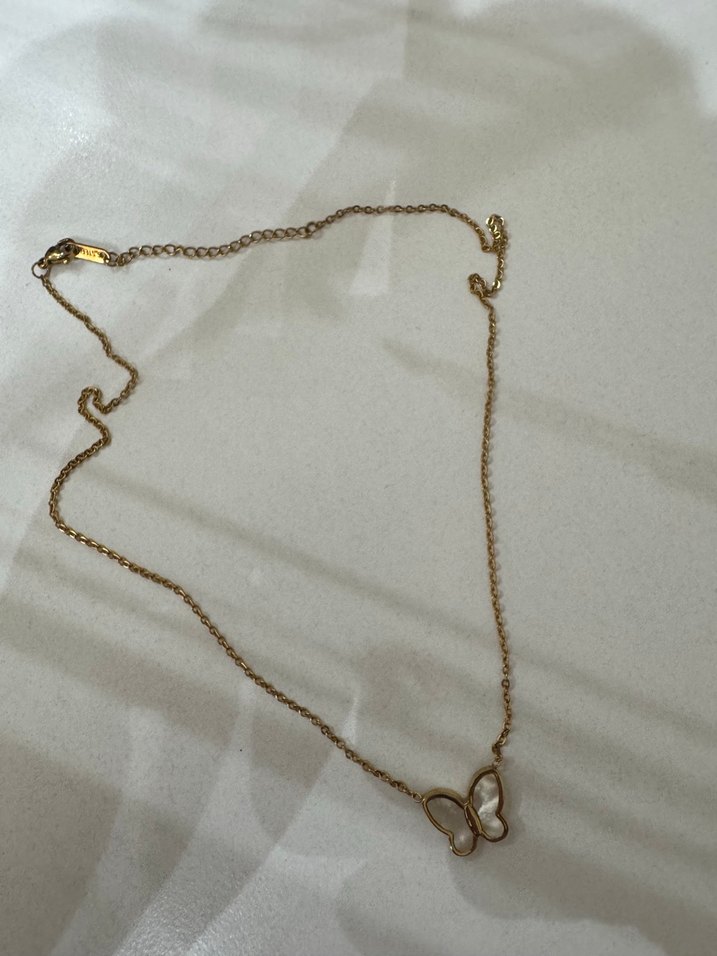 Altın Renk Zincir Detaylı Kelebek Kolye - Görsel 3