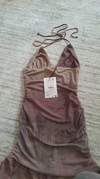 Pull and Bear Yepyeni etiketli elbise.
