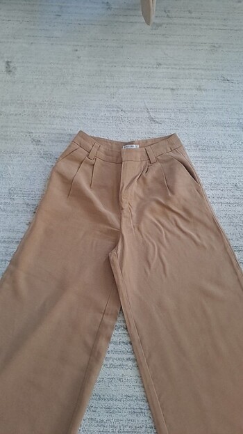 Stradivarius Yepyeni pantolon.