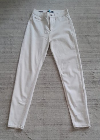 ekruya bakan tonlarda denim pantolon. - Görsel 3