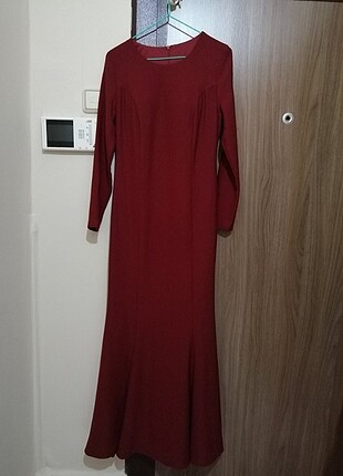 Bordo pelerinli abiye
