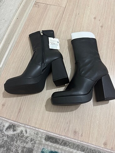 38 Beden siyah Renk Pull and bear bot