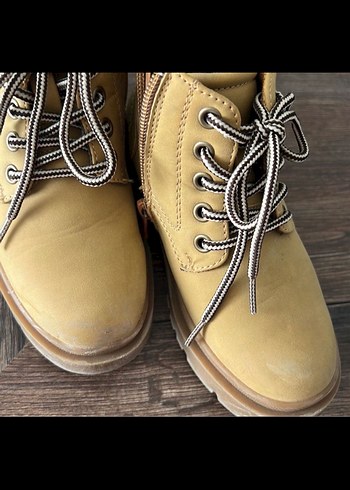 Bej Süet Minimalist Çocuk Bot - Görsel 2