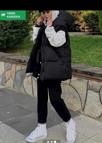 Siyah Kapüşonlu Puf Yelek