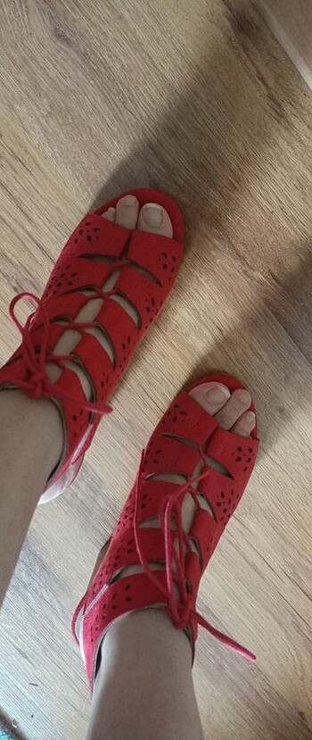 Kırmızı Bağcıklı Topuklu Ayakkabı