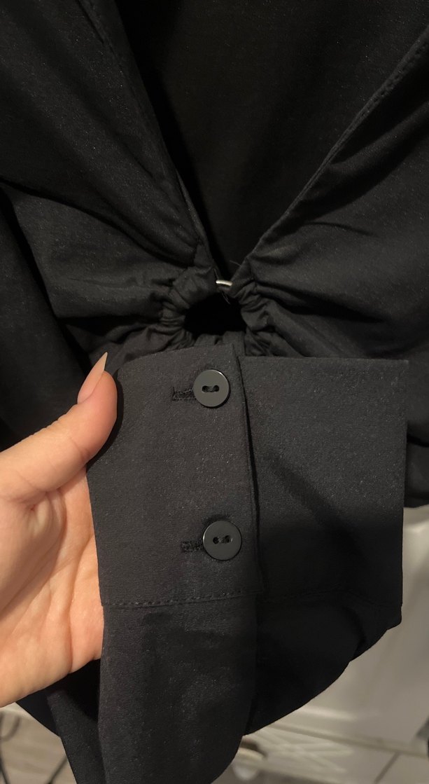 Siyah V Yaka Uzun Kollu Düğmeli Bluz - Görsel 4