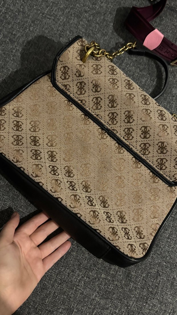 Zincir KadınÇanta kusuru vardır ama yaptırılabilir orj guess - Görsel 2