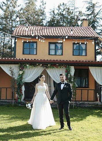 38 Beden beyaz Renk Cok hafif ve rahat bir gelinliktir