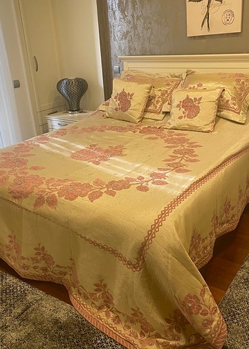 İşlemeli Açık Pembe Yatak Örtüsü - Görsel 2