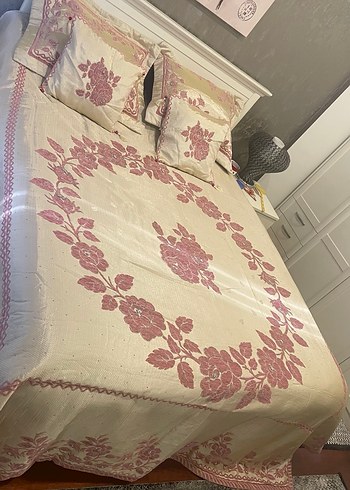 İşlemeli Açık Pembe Yatak Örtüsü - Görsel 3
