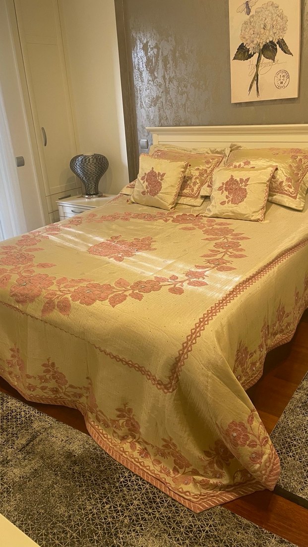 İşlemeli Açık Pembe Yatak Örtüsü - Görsel 2