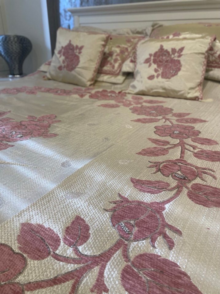 İşlemeli Açık Pembe Yatak Örtüsü - Görsel 4