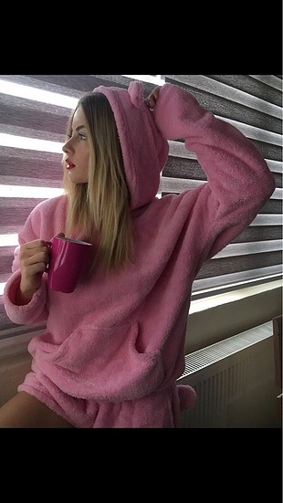 Pembe gecelik
