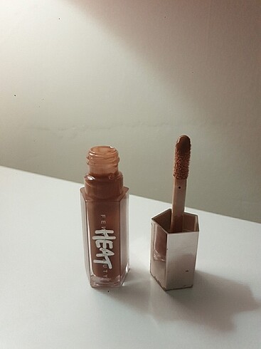 Beden Fenty Beauty Heat Gloss