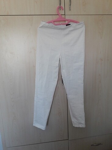 Beyaz likralı pantalon