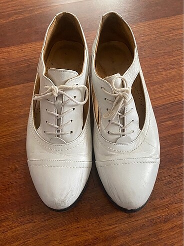 Beyaz klasik ayakkabı