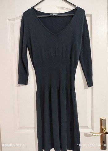 V Yaka Siyah Midi Piliseli Elbise - Görsel 3