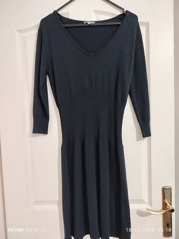 V Yaka Siyah Midi Piliseli Elbise - Görsel 3