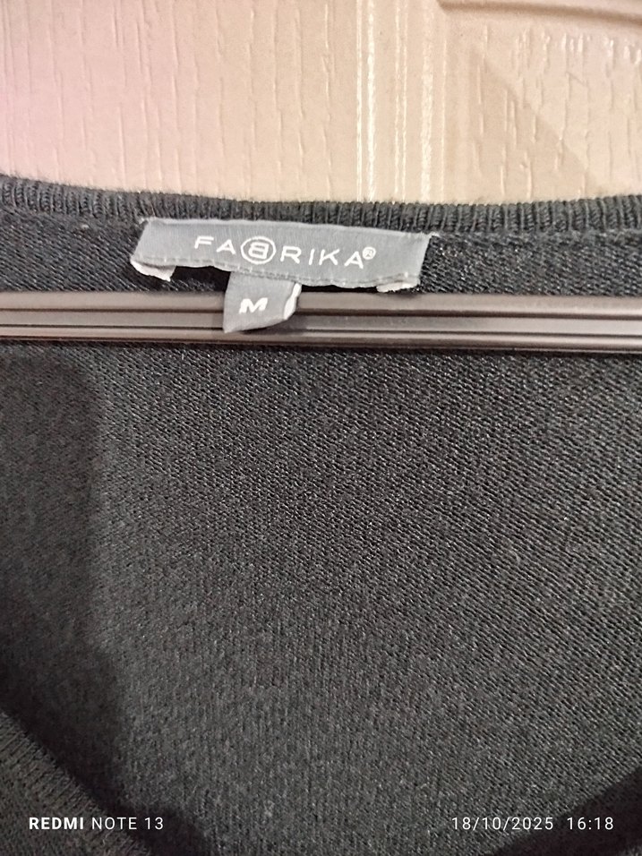 V Yaka Siyah Midi Piliseli Elbise - Görsel 4