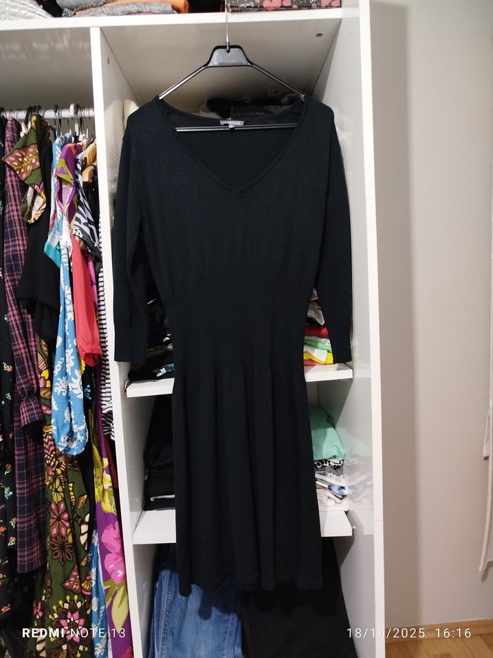 V Yaka Siyah Midi Piliseli Elbise - Görsel 2