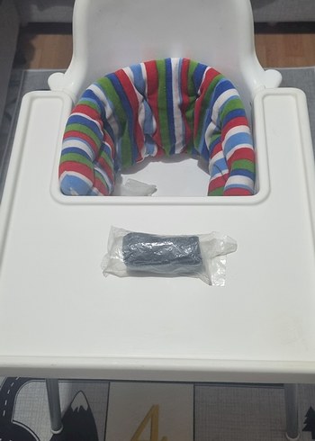 Gri ve Beyaz Bebek Mama Sandalyesi - Görsel 2