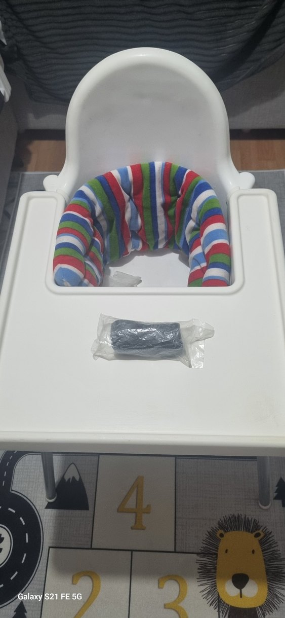 Gri ve Beyaz Bebek Mama Sandalyesi - Görsel 2