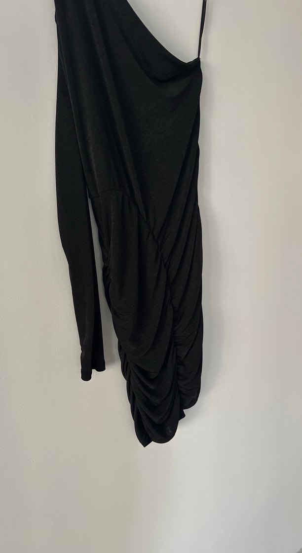 Tek Omuzlu Siyah Drapeli Uzun Abiye Elbise - Görsel 4