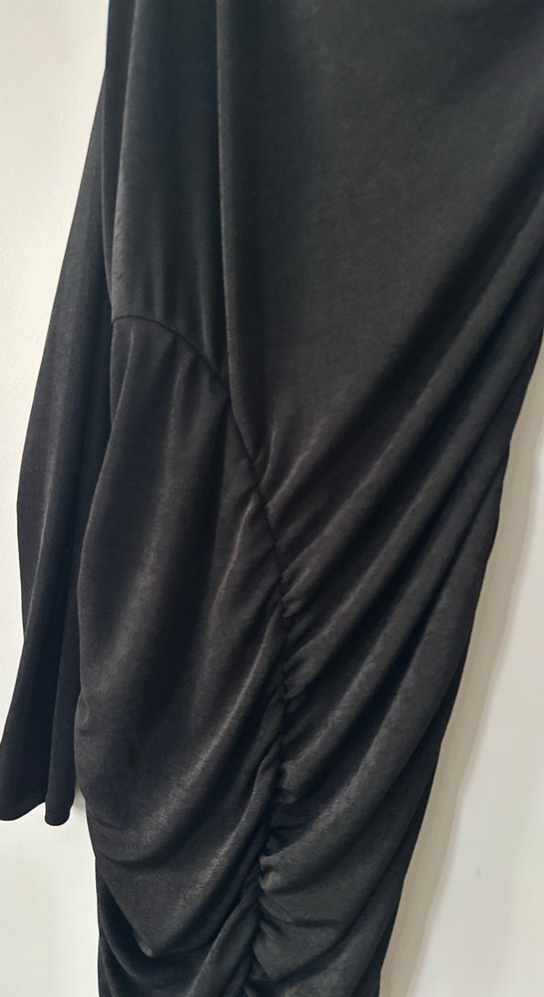 Tek Omuzlu Siyah Drapeli Uzun Abiye Elbise - Görsel 3