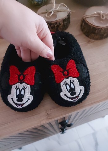 Kız Çocuk Siyah Kırmızı Nakışlı Kaydırmaz Terlik - Görsel 5