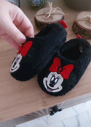 Kız Çocuk Siyah Kırmızı Nakışlı Kaydırmaz Terlik - Görsel 2