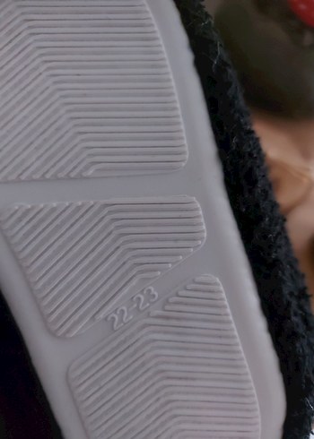 Kız Çocuk Siyah Kırmızı Nakışlı Kaydırmaz Terlik - Görsel 4