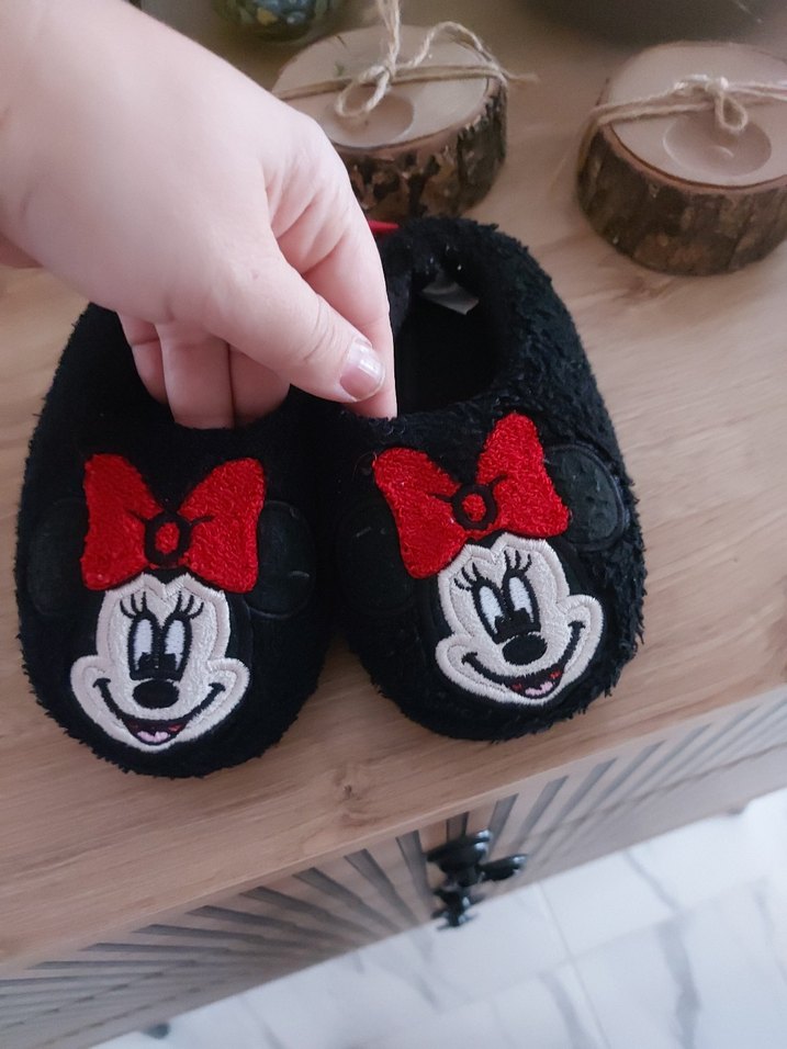 Kız Çocuk Siyah Kırmızı Nakışlı Kaydırmaz Terlik - Görsel 5