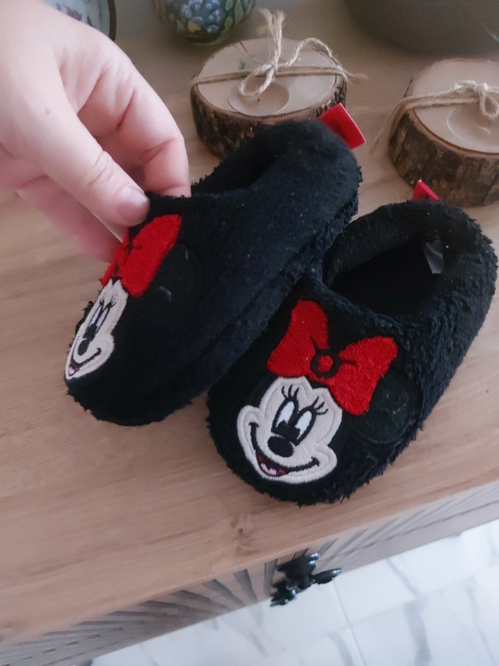 Kız Çocuk Siyah Kırmızı Nakışlı Kaydırmaz Terlik - Görsel 2