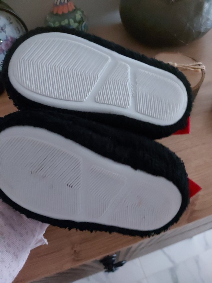 Kız Çocuk Siyah Kırmızı Nakışlı Kaydırmaz Terlik - Görsel 3