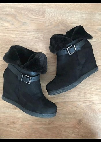 Siyah Süet Kürklü Dolgu Topuklu Kadın Bot