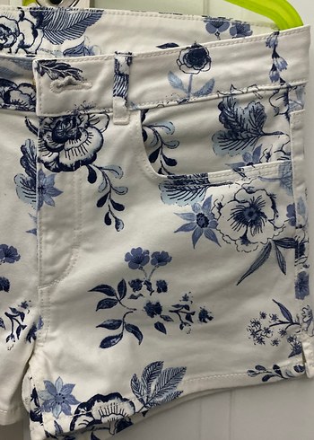 Beyaz Çiçek Desenli Kız Şortu - Görsel 3