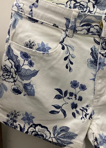 Beyaz Çiçek Desenli Kız Şortu - Görsel 2