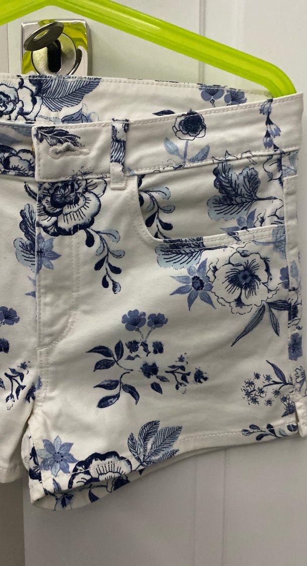 Beyaz Çiçek Desenli Kız Şortu - Görsel 3