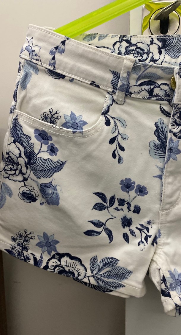 Beyaz Çiçek Desenli Kız Şortu - Görsel 2