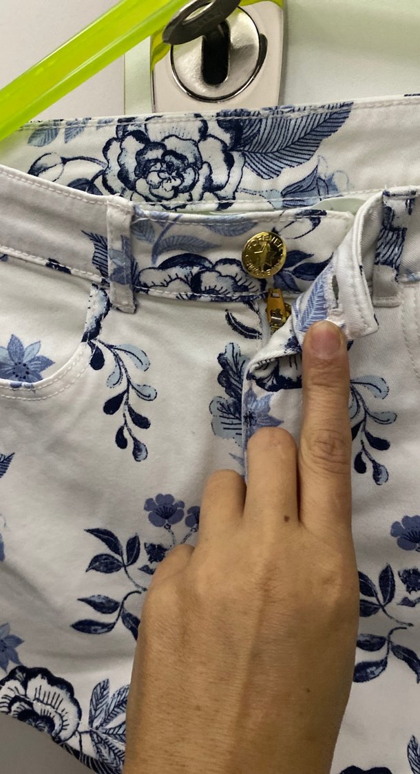 Beyaz Çiçek Desenli Kız Şortu - Görsel 4