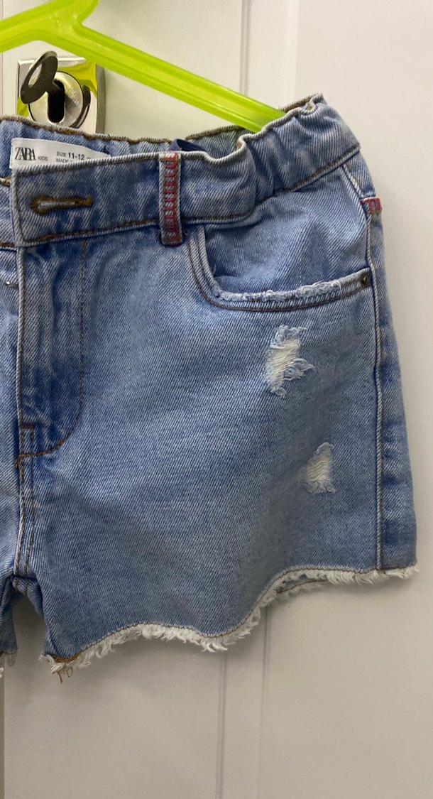 Nakış Detaylı Mavi Kot kız çocuk şortu - Görsel 3