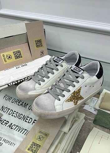 Golden Goose Deluxe GOLDEN GOOSE DELUXE tam kalıp yedek bağcıklı pasaportlu