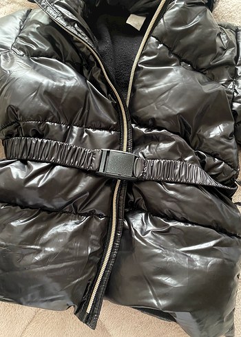 Kız Çocuk Siyah Kapüşonlu Kürklü Mont - Görsel 3