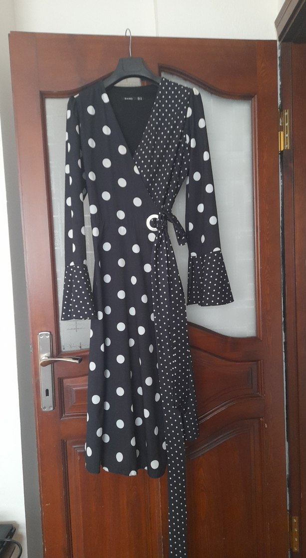 Düğmeli Siyah Puantiyeli Uzun Elbise - Görsel 2