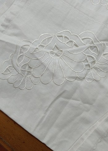 Nakışlı Beyaz yastık kılıfı - Görsel 6