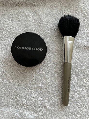Youngblood pudra ve fırçası