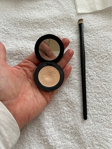 Beden Renk Concealer ve fırçası
