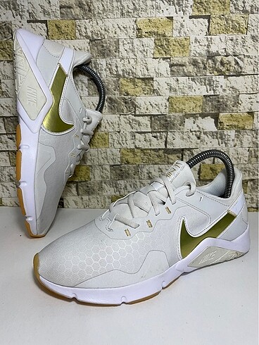 Nike Legend Essential 2