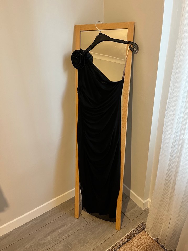 Siyah Drapeli Gül Detaylı Tek Omuz Askılı Elbise - Görsel 2